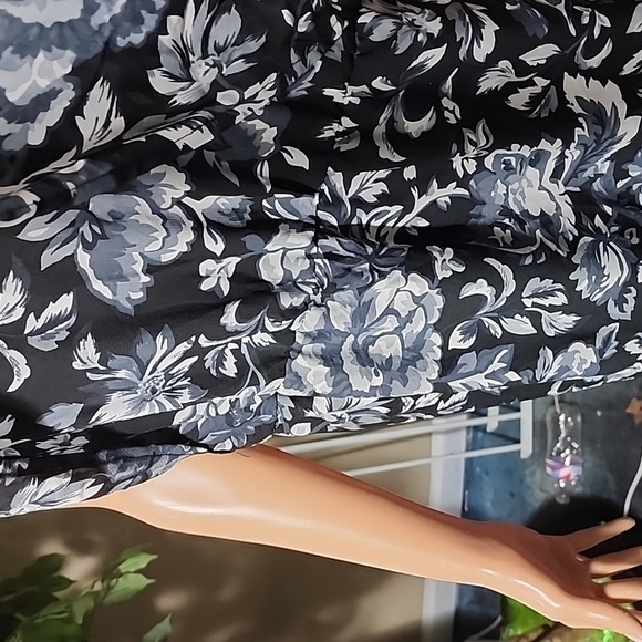 The Magic Of Stevie & Lindsay Black Floral Dress - Picture 5 of 9